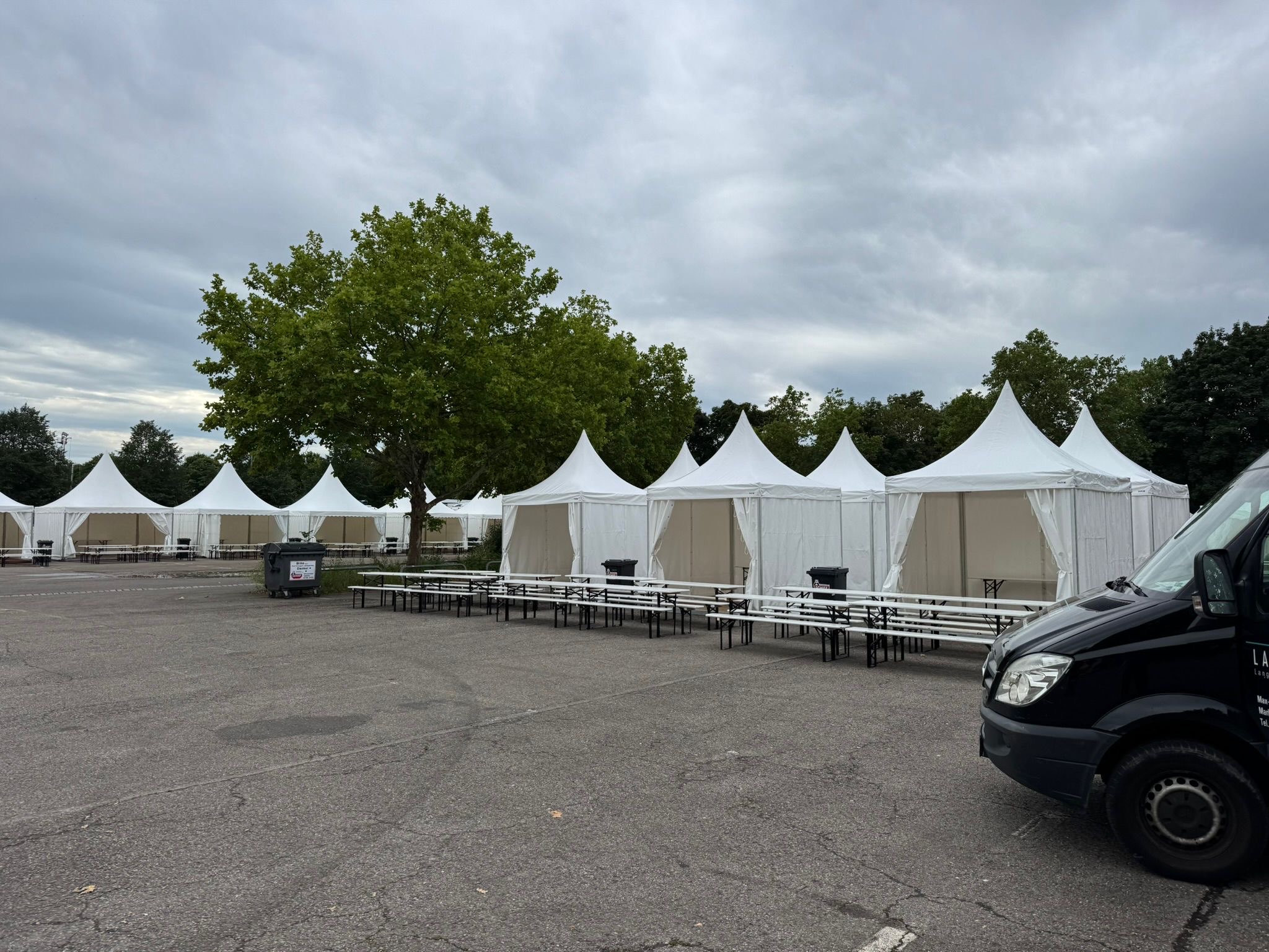 Stehtisch mit Biertischgarnitur